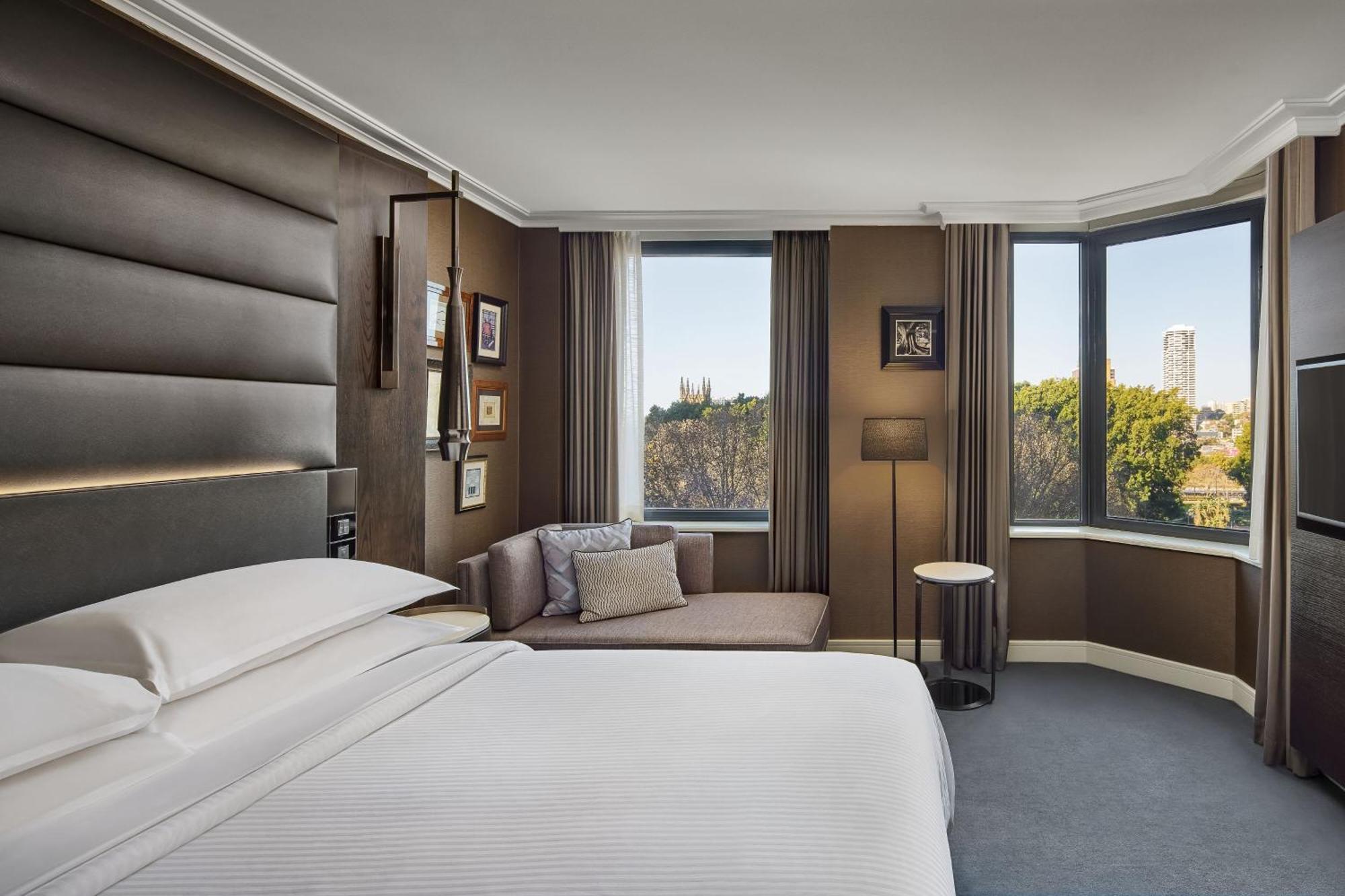 Sheraton Grand Sydney Hyde Park Exteriör bild A guest room at the London St Pancras Renaissance Hotel