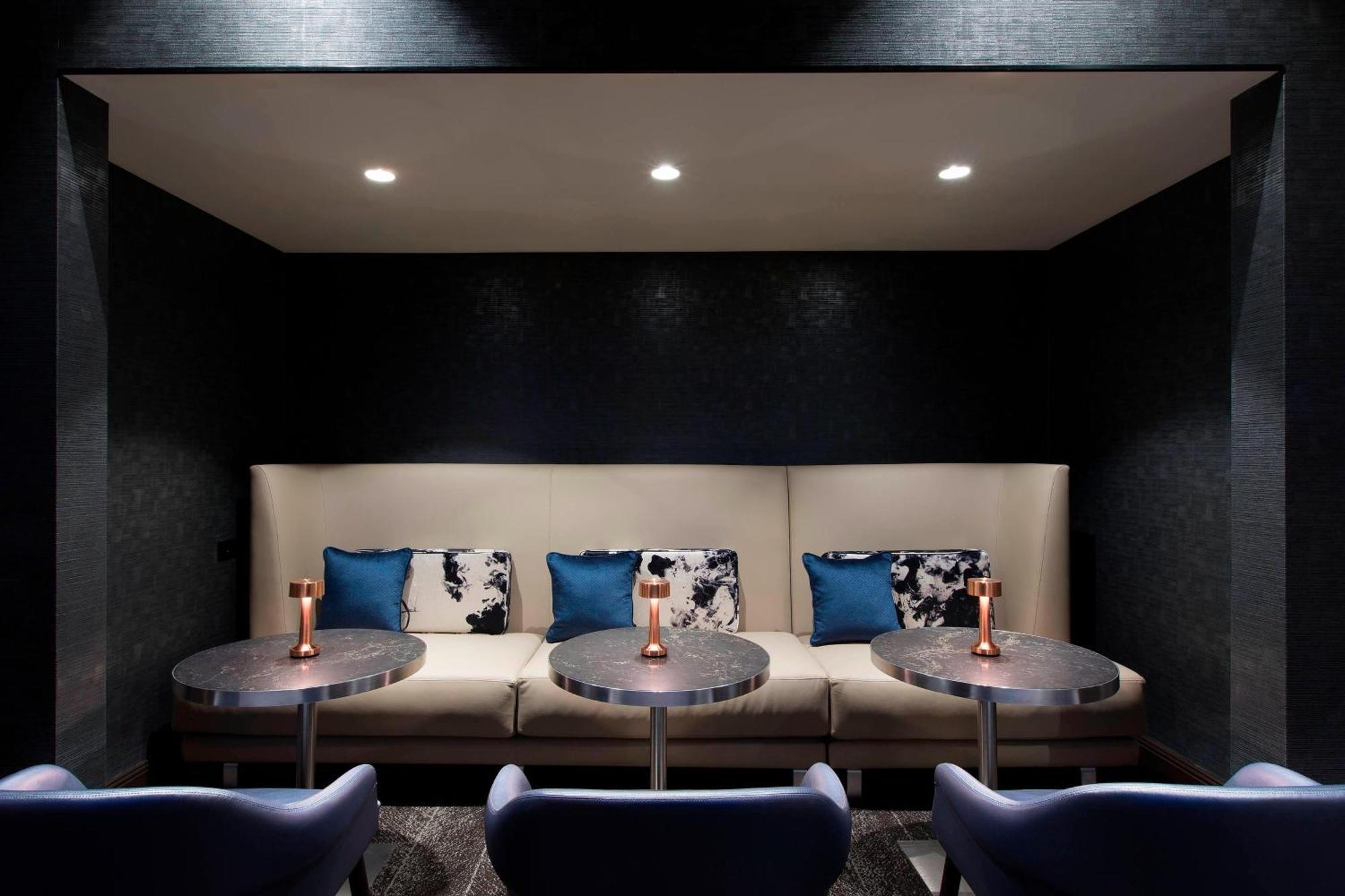 Sheraton Grand Sydney Hyde Park Exteriör bild The interior of the lounge